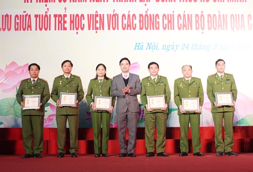 Đồng chí Lê Trung Kiên, Bí thư Đoàn TN Tổng cục XDLL CAND  trao Kỷ niệm chương “Vì thế hệ trẻ”  cho đại diện lãnh đạo các đơn vị trong Học viện CSND